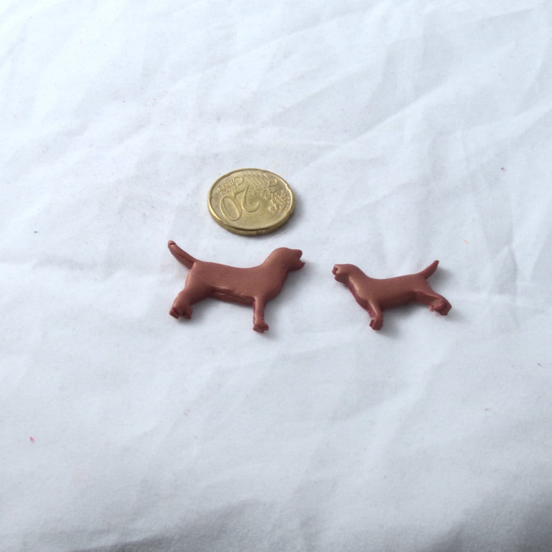 Seisova labradorinnoutaja askartelumassaleikkuri