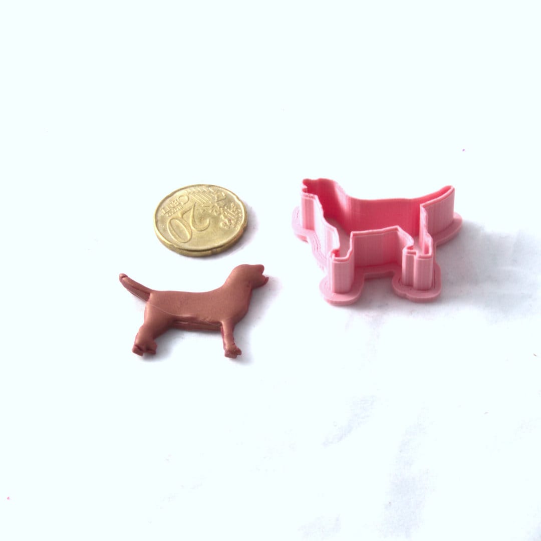 Seisova labradorinnoutaja askartelumassaleikkuri