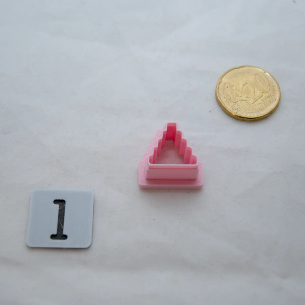 Pyramidi askartelumassaleikkuri
