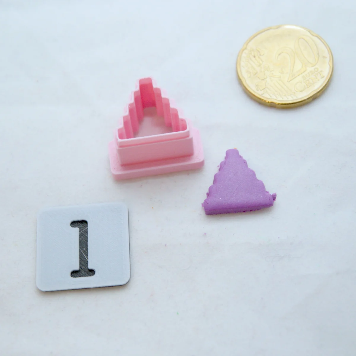 Pyramidi askartelumassaleikkuri
