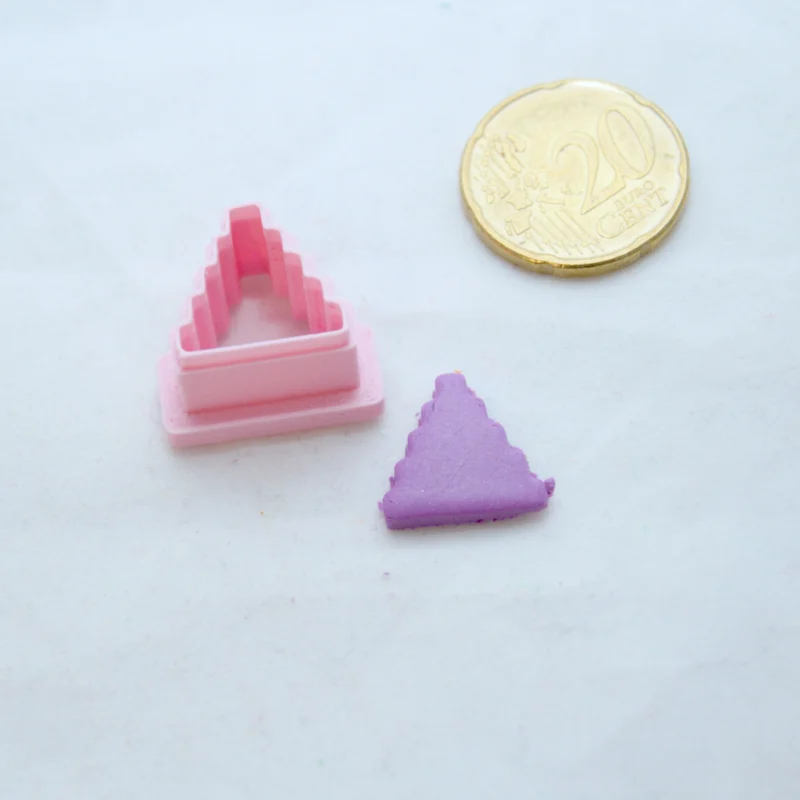 Pyramidi askartelumassaleikkuri