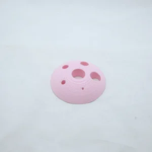 vpun_6reikadiz pyöreä kiekko joka on melkein puolipallon muotoinen. Kiekossa on 6 eri kokoista reikää.