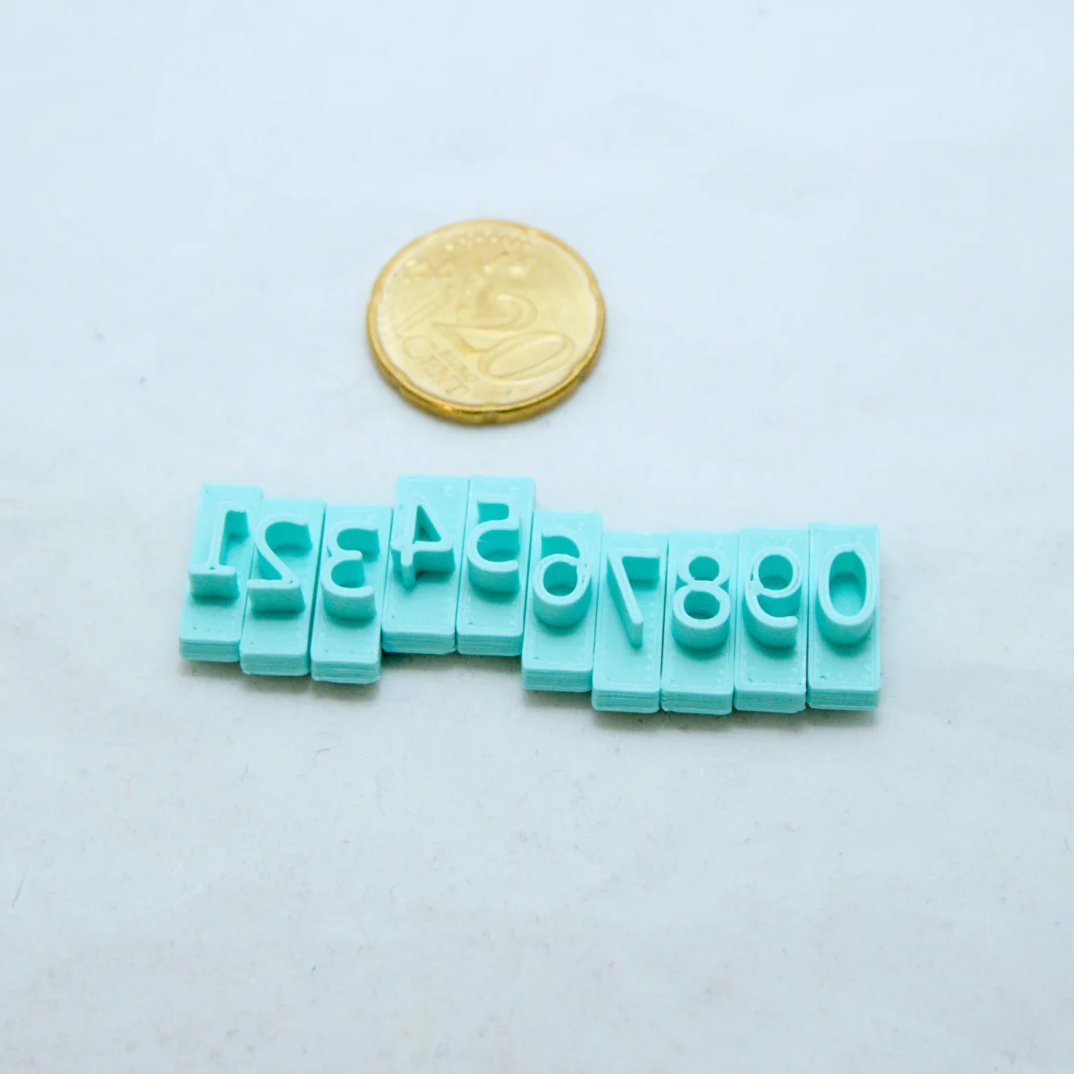 Litteä numeroleimasinsetti + erikoismerkit Sans Serif