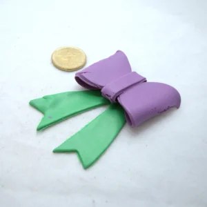 3-ulotteinen rusetti, pitkällä nauhalla, suuri