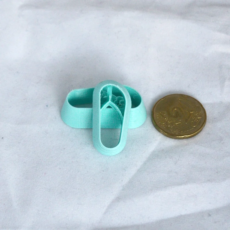 tavallinen flipflopleikkuri ja oikealla 20snt kolikko mittakaavana