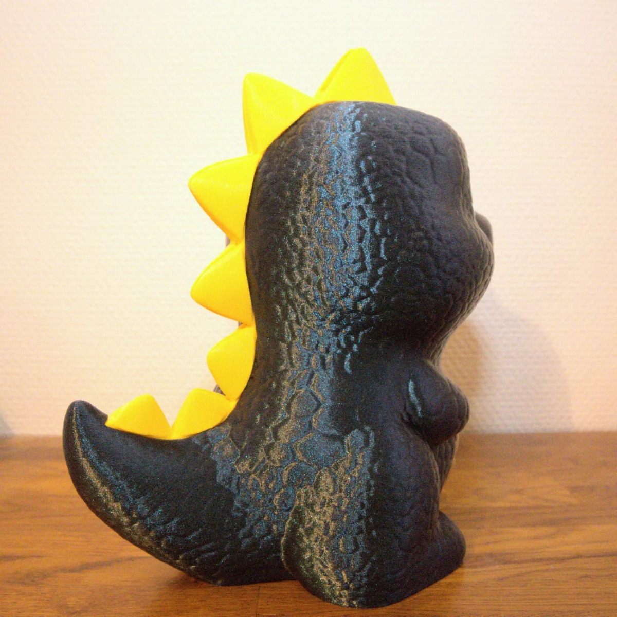 Lapsen säästöpossu dinosauruksen muoto.