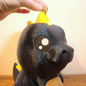 Lapsen säästöpossu dinosauruksen pää.