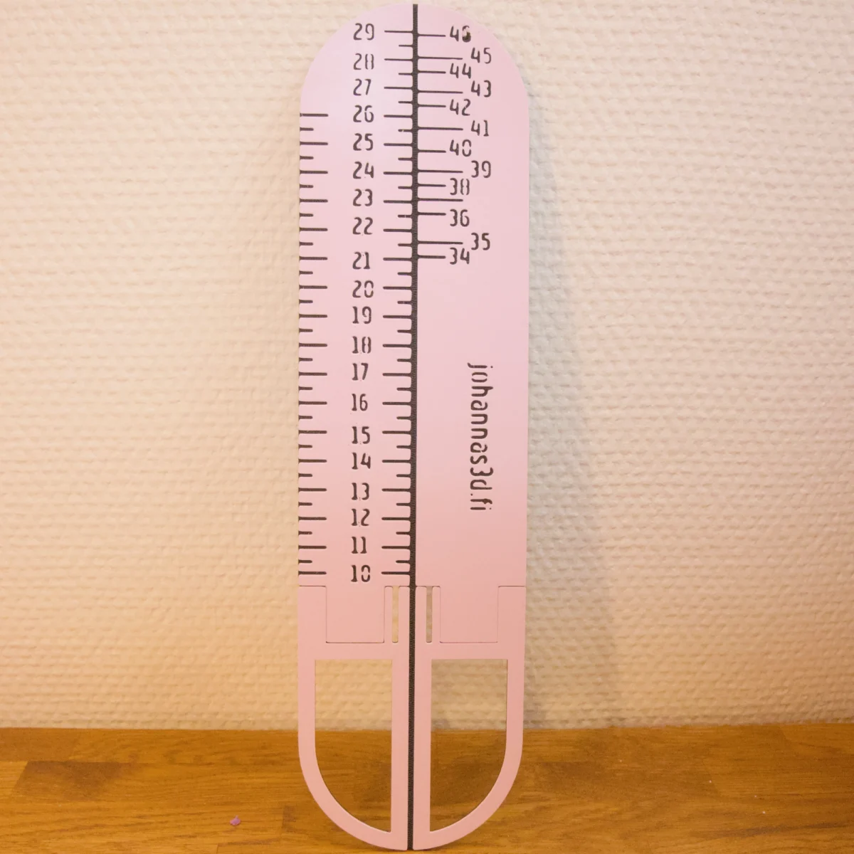 Suora sukkaplokkeri jossa on senttimitta ja kengänkokomitta
