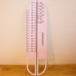 Suora sukkaplokkeri jossa on senttimitta ja kengänkokomitta